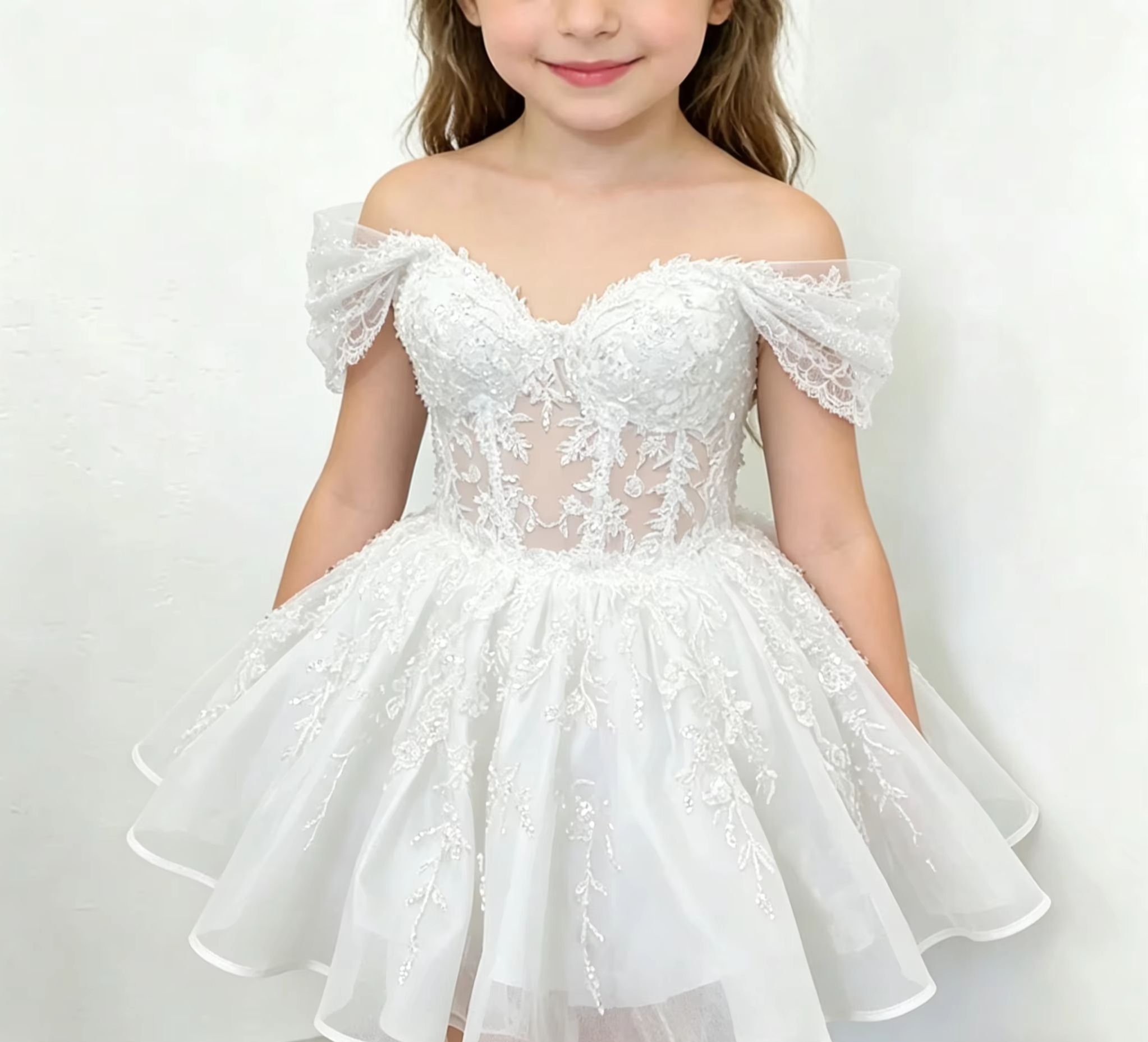 Bridal Sash Ribbon - Weißes, maßgeschneidertes, schulterfreies, schwarzes, knielanges Blumenmädchenkleid